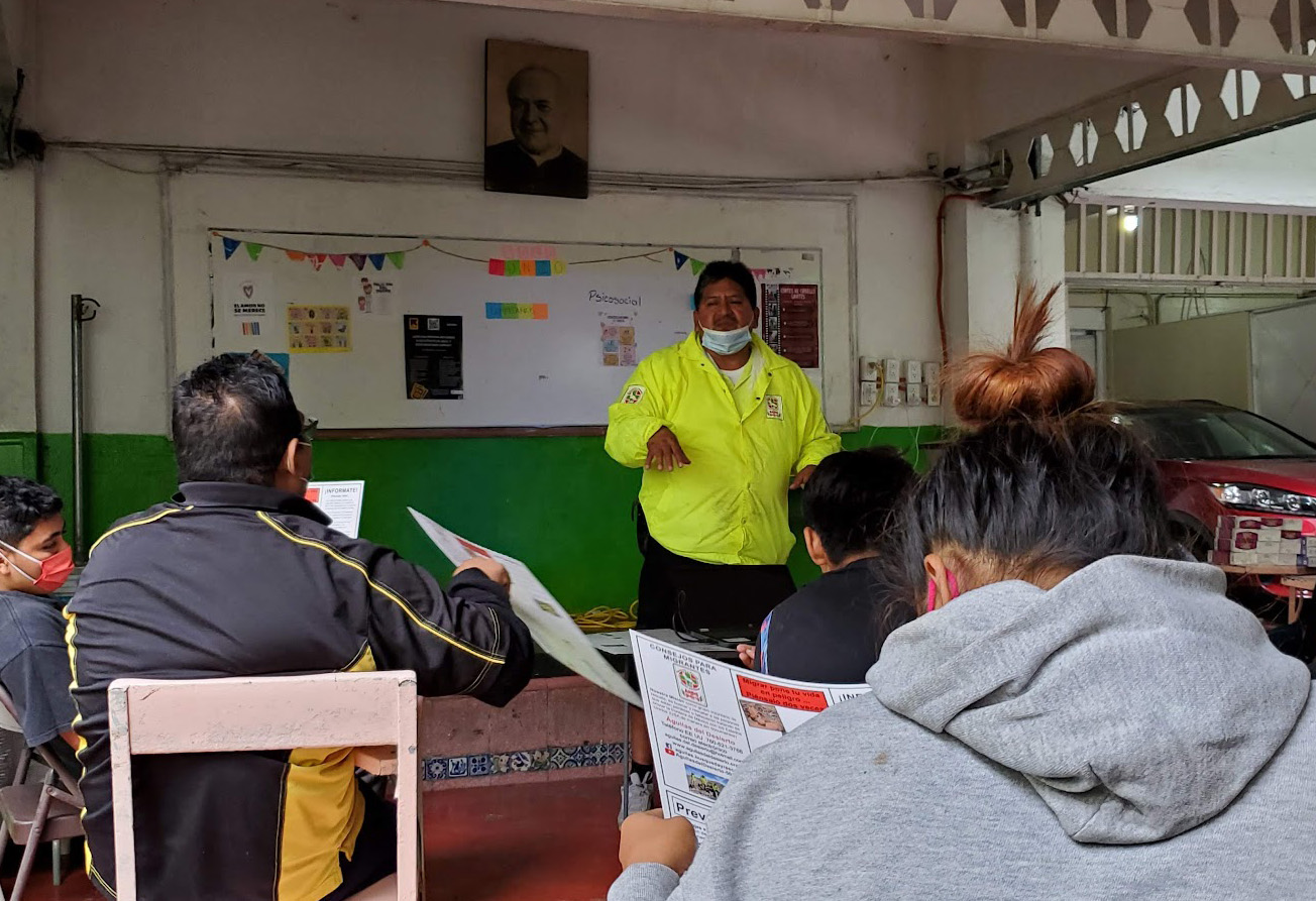In a migrant shelter in Apizaco, Mexico, Ely Ortiz gives a presentation on the dangers of crossing from Mexico to the United States. (Courtesy of Aguilas del Desierto)