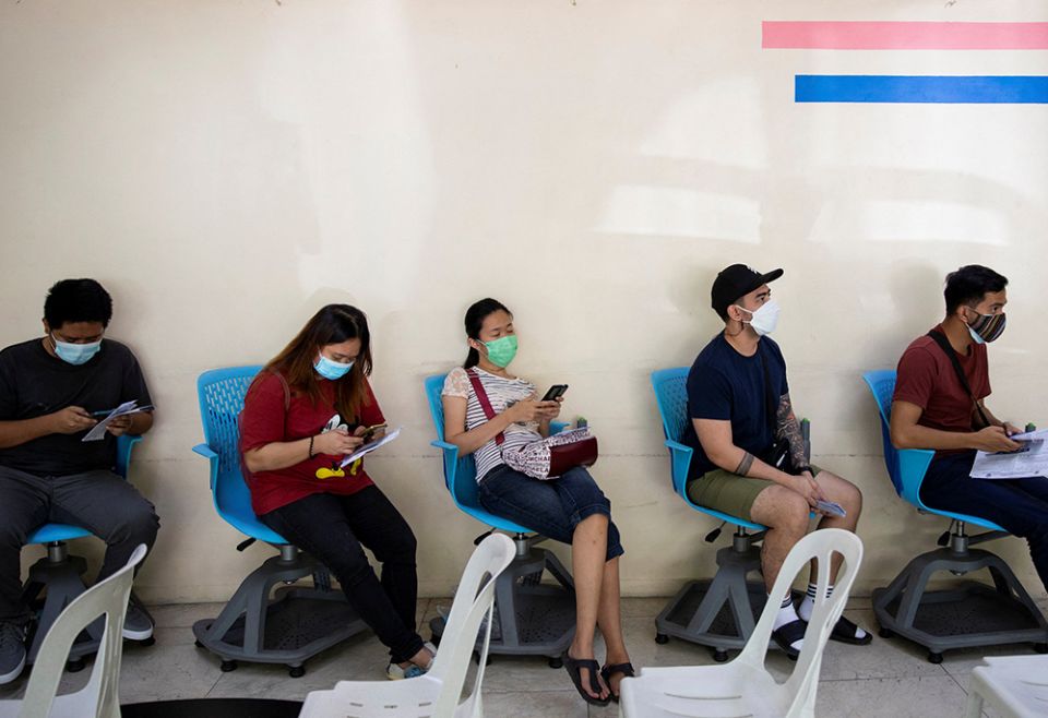 People wait for a booster dose of the COVID-19 vaccine in Manila, Philippines, on Jan. 5. (CNS/Reuters/Eloisa Lopez) People wait for a booster dose of the COVID-19 vaccine in Manila, Philippines, on Jan. 5. (CNS/Reuters/Eloisa Lopez)