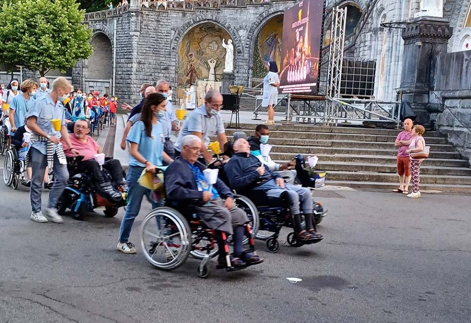 Sick, wounded or disabled people are given priority everywhere at the sanctuary in Lourdes, France: They are placed in the front of the crowd during celebrations and processions. (GSR photo/Elisabeth Auvillain)
