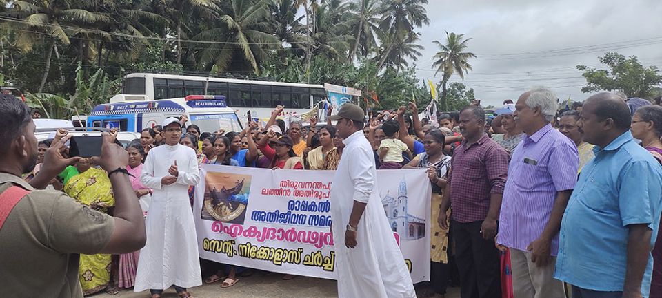 The parishioners of St. Bartholomew Church Poovar arrive Sept. 6 to protest against an under-construction international seaport at Vizhinjam, India. (GSR photo/Thomas Scaria)