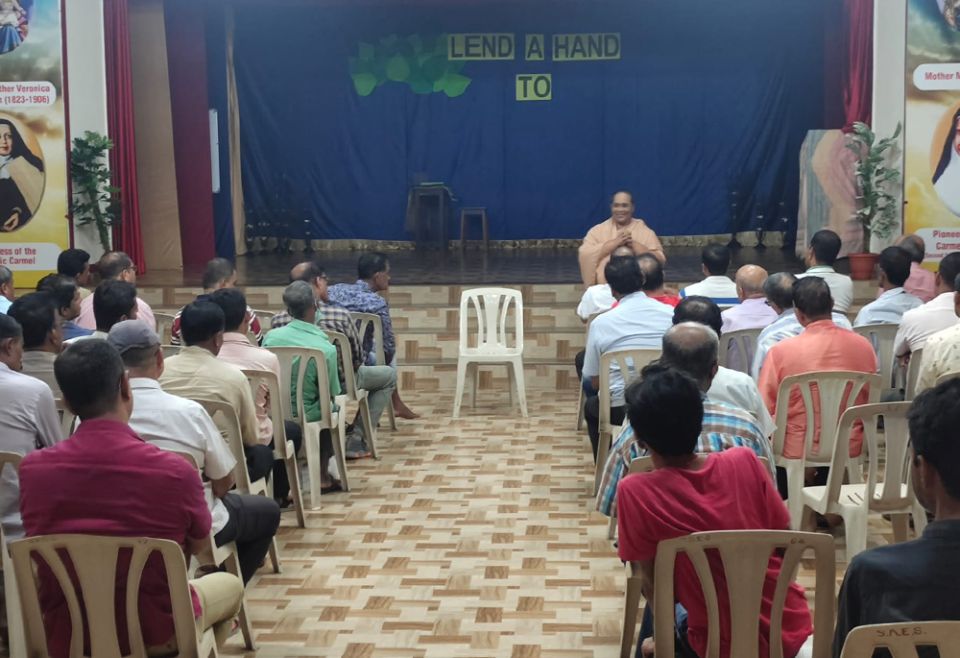 Apostolic Carmel Sr. Maria Jyotsna, a teacher by profession, has conducted de-addiction camps for alcohol dependents since 2002. Here she is at her last camp, held in Mangaluru in April 2022, leading a therapeutic session for patients. (Courtesy photo) 