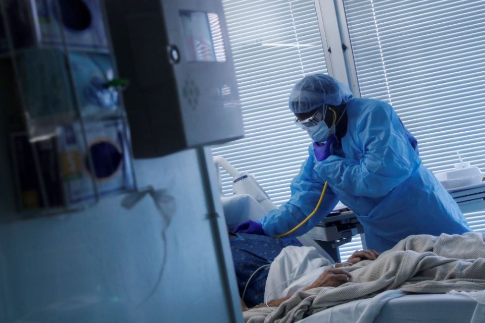 A registered nurse in Little Rock, Arkansas, checks on a COVID-19 patient at the University of Arkansas for Medical Sciences Aug. 16, 2021. (CNS/Reuters/Shannon Stapleton)