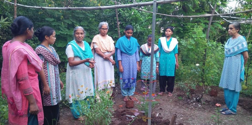 Sister Molly explains ecological principles at Deepalaya, run by the Medical Mission Sisters in Khandwa, Madhya Pradesh, India. (Courtesy of Celine Paramundayil)