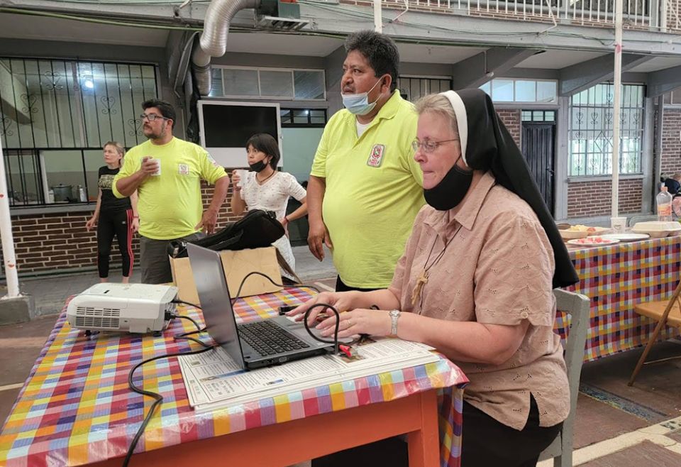 Felician Sr. Maria Louise Edwards (right), Ely Ortiz, president of the Aguilas del Desierto (center) and Aguilas volunteer Maurizio Vitela (left) give a presentation in June at a migrant shelter in Mexico City. (Courtesy photo) Felician Sr. Maria Louise Edwards (right), Ely Ortiz, president of the Aguilas del Desierto (center) and Aguilas volunteer Maurizio Vitela (left) give a presentation in June at a migrant shelter in Mexico City. (Courtesy photo)